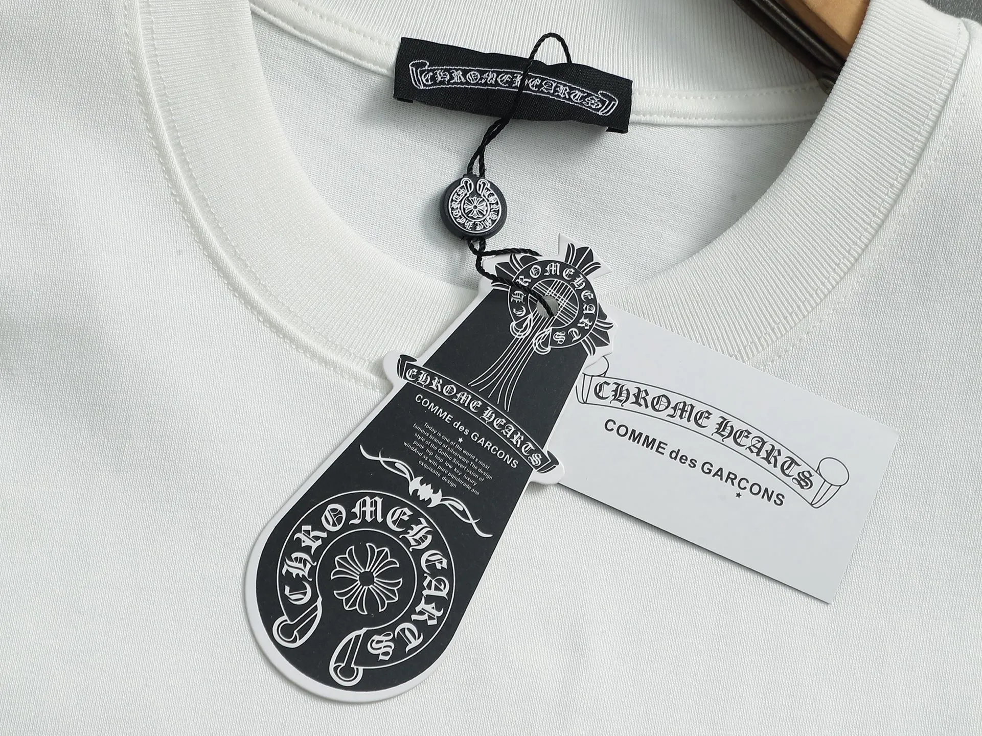 P170 Chrome hearts ch Crow heart horseshoe cross hardware short-sleeved T-shirts Advanced tie-dye technology Large version Loose and stylish difference Low version slim and long version with upper body and pulled hips 100% commitment: top quality, not fast food The highest version on the market Top quality, 320 grams 26 custom-dyed double yarn cotton, same style for men and women, complete with three standards. Color: Black White Size S M L XL